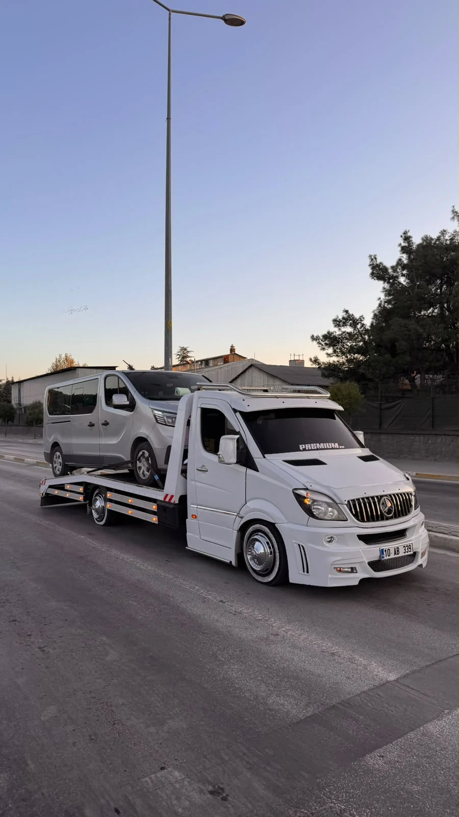 Anıl Oto Kurtarma çekicisi üzerinde taşınan gri minibüs