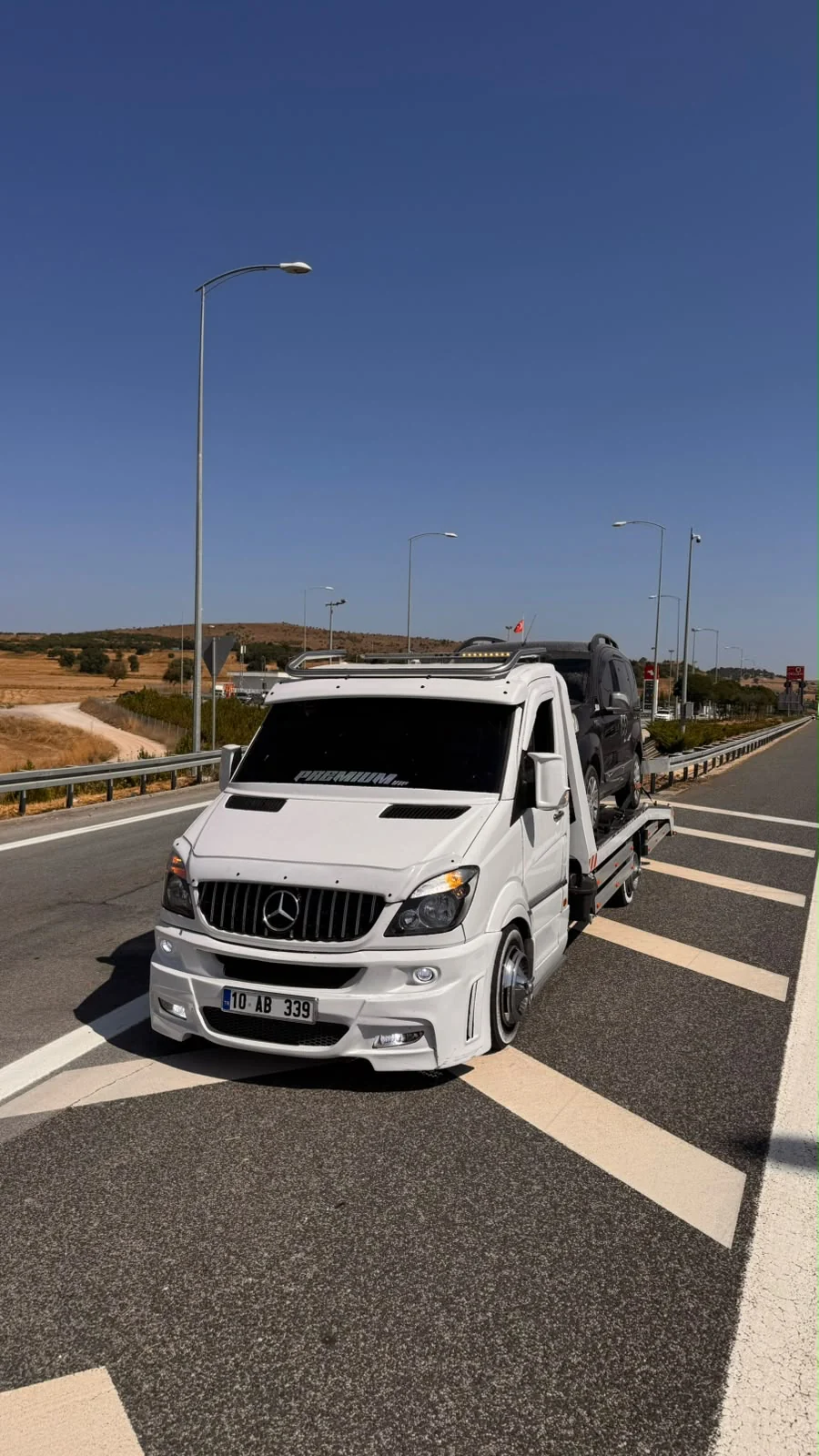 Yol üzerinde araç yüklü beyaz Anıl Oto Kurtarma çekicisi